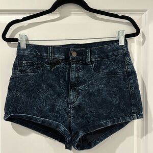 High waisted dark blue jeans short